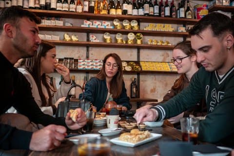 Barcelone : visite du quartier gothique en petit groupe de tapas et vins