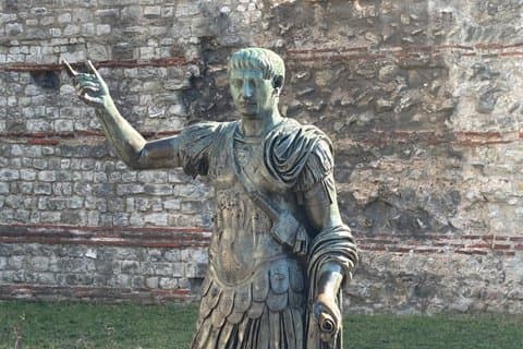 Dinero y poder en la visita turística de la ciudad