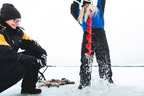 4 Stunden Snowmobil Safari mit Eisfischen in Levi