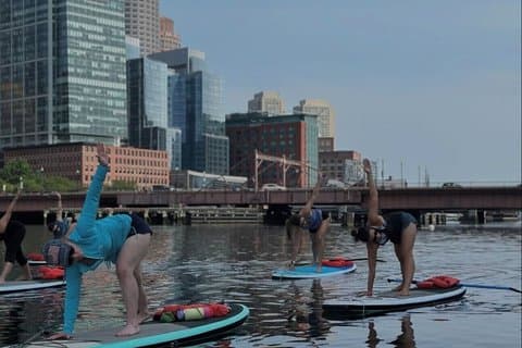 Paddleboard Yogales bij zonsondergang in Boston