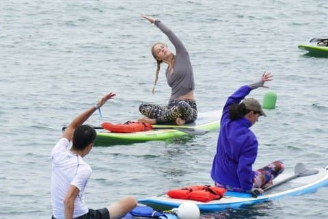 Lezione di Yoga con Paddleboard Guidato Rise and Shine a Rye