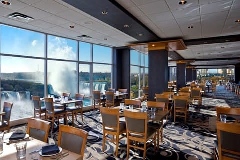 Guided Day Tour to Niagara Falls from Toronto with Boat & Lunch