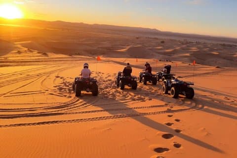 1 - in - 3 Desert Tour : Sandboarden, Quad & Camel Ride met BBQ