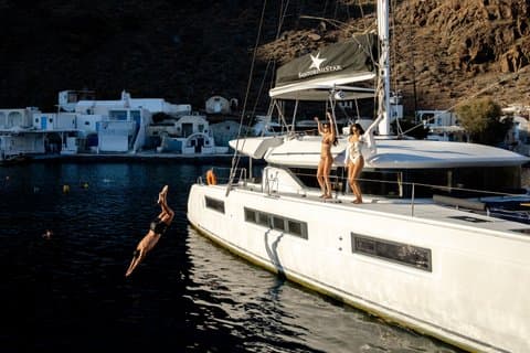 Croisière en catamaran premium d'une demi-journée à Santorin, y compris Oia