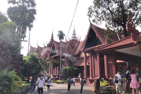 Visite de la ville de Phnom Penh, Musée du génocide, Pagode d'argent