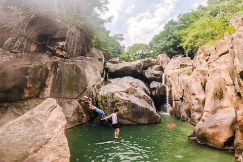 Privétour Ba Ho Waterval Trekking Klimmen en Zwemmen