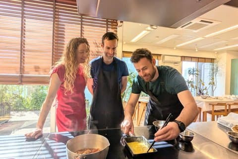 Japansk Hjemmelaget matlaging med sushi ruller og en hovedrett – Tokyo mamma