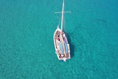 Avventura in barca a vela privata a Ibiza con barbecue e snorkeling