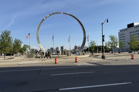Detroit Downtown: History Walking Tour & Riverfront