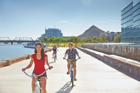 Restauranter i nærheten av Tempe Town Lake & Greenbelt E-Bike Tour