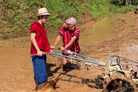 Heldags thailändsk odling och vattenfall upplevelse på Karen Village