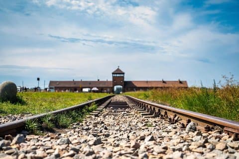 Tour en memoria de Auschwitz Birkenau con guía y recogida en el hotel