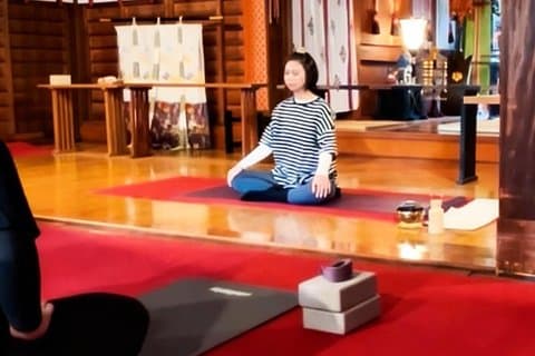 Yoga da manhã em um santuário Japonês pacífico em Kanazawa