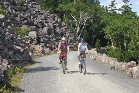 Utforsk Acadia's vognveier på konvensjonelle sykler