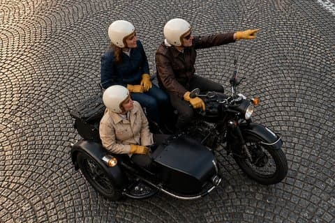 Paris : Drehen Sie ein vertikales Video auf einem Beiwagen mit einem Profi Filmemacher