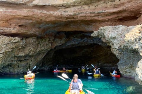 Visite guidée des grottes marines avec kayak et plongée en apnée à Ibiza