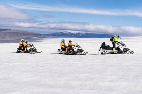 Kombi-Tour zum Gletscher: Schneemobilfahrt und Langjökull-Eishöhle