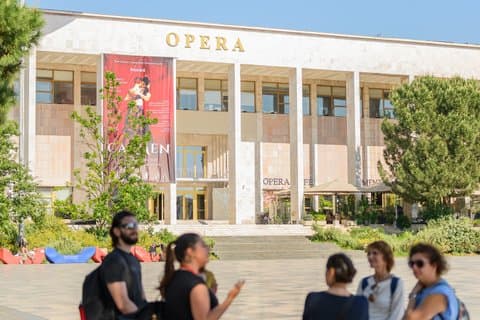 Tirana vandretur: Historie, kultur og skjulte lokale perler