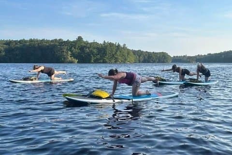 Upp och hoppa Paddelbräda Yoga klass i Chelmsford
