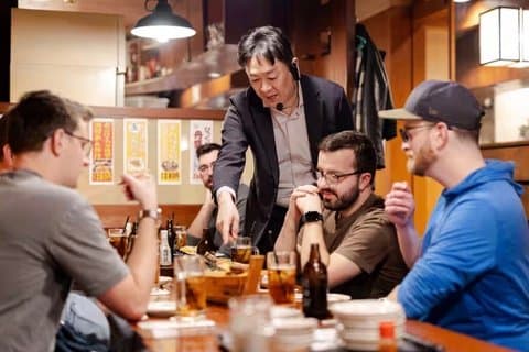 Comer e beber como um local-escondido Taverns & Ramen em Ueno, Tóquio