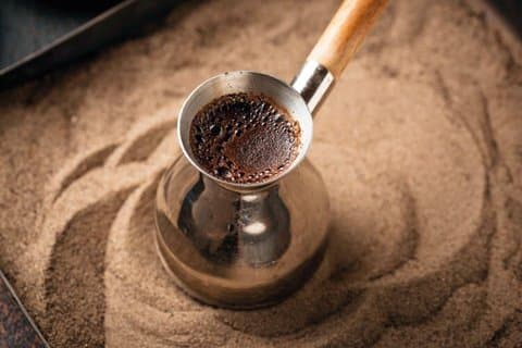Kappadokien Kaffee Ritual : Türkischer Kaffee auf Sand mit einem Einheimischen