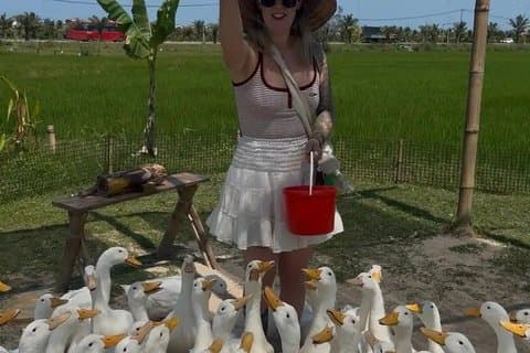 Nourrir les canards et apprendre la vie à la ferme avec le transfert