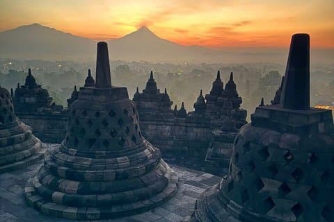 Soluppgång Borobudur från Setumbu Hill Merapi vulkan och Prambanan