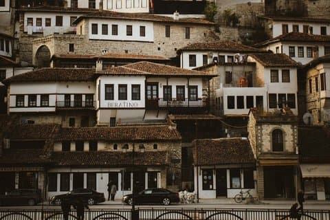 Stadtschloss Berat und Belshi-See-Führung ab Durres