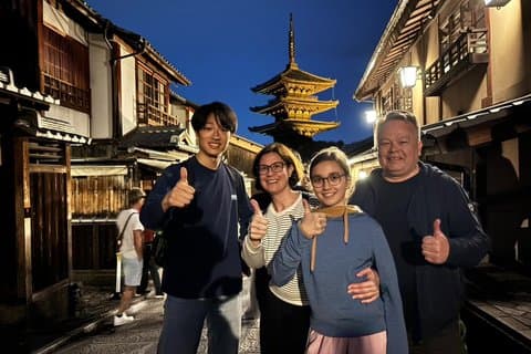 Passeggiata notturna privata a Kyoto Gion: segreti locali con guide di nuova generazione