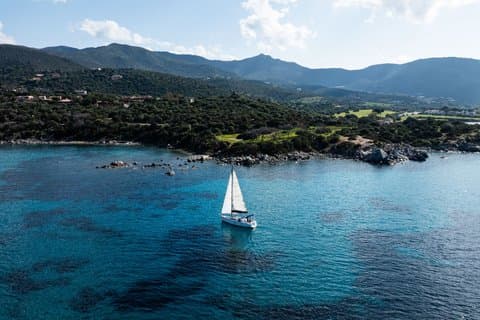 Vier uur durende zeiltocht in de Golf van Cagliari met snorkelen en aperitief.