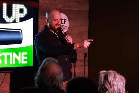 Indoor historische comedy tour van Edinburgh met een komiek