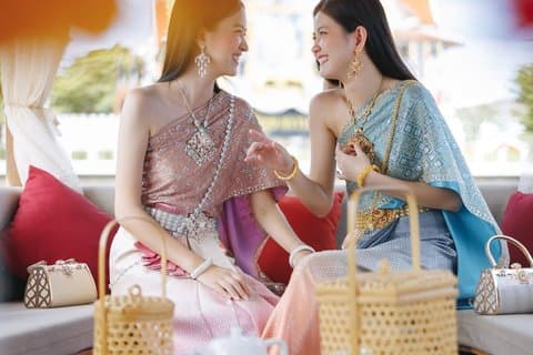 チャオプラヤー川沿いタイの衣装で行くバンコク・スパトラクルーズ