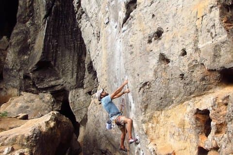 Halbtägiger Railay Rock Climbing Foundation Kurs