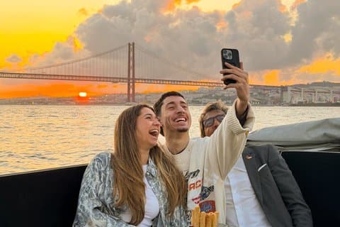 Lisbon Sunset Luxury Boat Vibes med drikkevarer og pizza