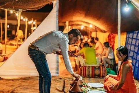 Tour nel deserto di Marrrakech spettacolo di cena e giro in cammello con tramonto