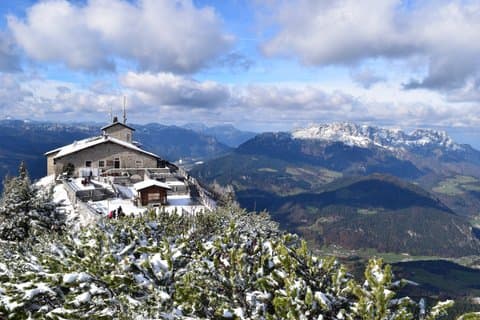Adelaarsnest, Berchtesgaden en Ramsau met beroemde kerk en meer