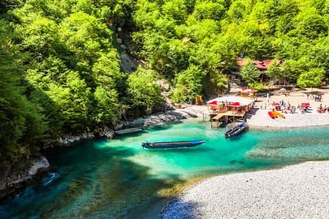 Gita di un giorno al lago Komani e al fiume Shala: Da Scutari & Tirana