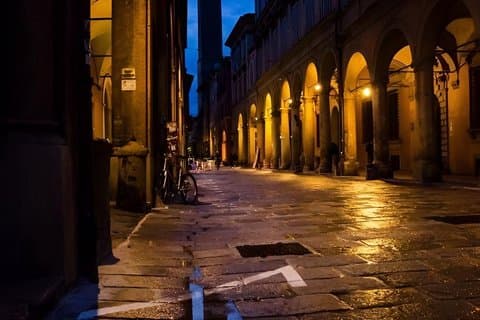 Tour a piedi notturno di Bologna: leggende nascoste e luoghi segreti