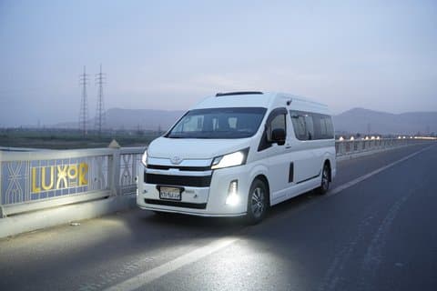 Trasferimento VIP dall'aeroporto di Luxor a qualsiasi hotel - auto privata per 1–8 persone