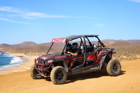 Passeio de quadriciclo de 4 horas em Cabo San Lucas, incluindo praia e deserto, com transporte incluso.