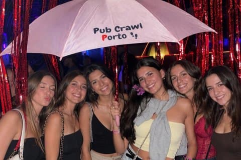 Porto : Crazy Pub Crawl med 9 Drinks, Gratis skudd, Wild Games + VIP