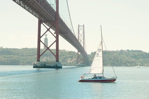Oppdag Lisboa om bord på en privat seilbåt på Tagus-elven.