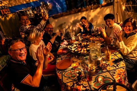 Paella ved solopgang på taget med lokal kok i Palma
