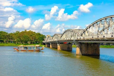 フエドラゴンボートツアー：香水川、王墓、ホンチェン寺院