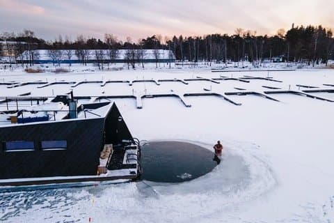 Helsinki Moderna esperienza finlandese di sauna galleggiante sul mare