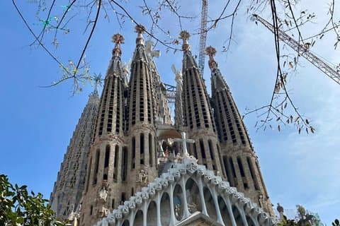 Barcelona: Gaudí Highlights & Gourmet Tapas Tasting (Small Group)