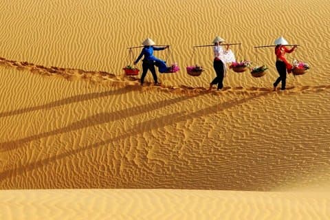 Village de pêcheurs de Mui Ne Vietnam avec dunes de sable et coucher de soleil