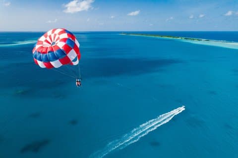 Gita sull'isola di Kota Kinabalu con parasailing e snorkeling