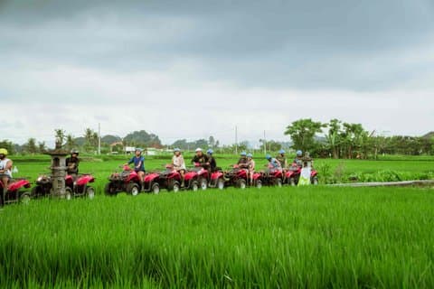 Avventura in ATV di Ubud con grotta di Legong e piscina a sfioro