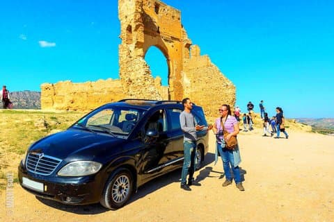 Explorez Fès en voiture : Remparts, vues et histoire